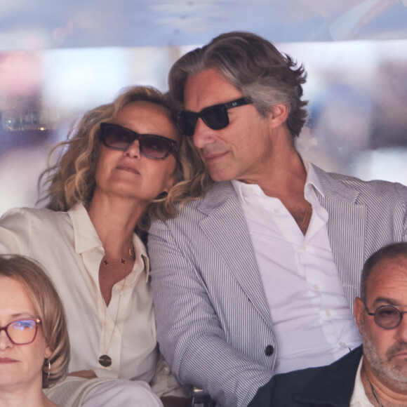 Caroline Roux et son mari Laurent Solly - Célébrités dans les tribunes de la finale homme des Internationaux de France de tennis de Roland Garros 2024 à Paris le 9 juin 2024. © Jacovides-Moreau/Bestimage 