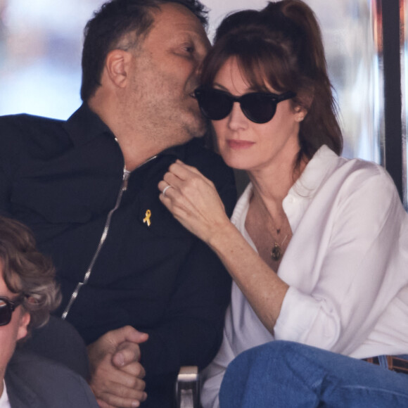 Arthur Essebag et sa femme Mareva Galanter - Célébrités dans les tribunes de la finale homme des Internationaux de France de tennis de Roland Garros 2024 à Paris le 9 juin 2024. © Jacovides-Moreau/Bestimage 