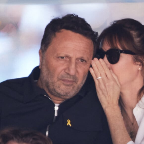 Arthur Essebag et sa femme Mareva Galanter, Alex Vizorek - Célébrités dans les tribunes de la finale homme des Internationaux de France de tennis de Roland Garros 2024 à Paris le 9 juin 2024. © Jacovides-Moreau/Bestimage 