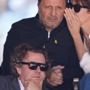 Arthur Essebag et sa femme Mareva Galanter, Alex Vizorek - Célébrités dans les tribunes de la finale homme des Internationaux de France de tennis de Roland Garros 2024 à Paris le 9 juin 2024. © Jacovides-Moreau/Bestimage 