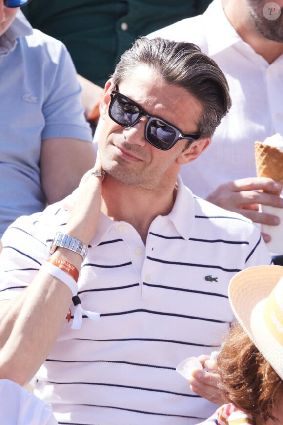 Il y a retrouvé son frère Gautier.
Gautier Capuçon - Célébrités dans les tribunes des Internationaux de France de tennis de Roland Garros 2024 à Paris le 7 juin 2024. © Jacovides-Moreau/Bestimage 