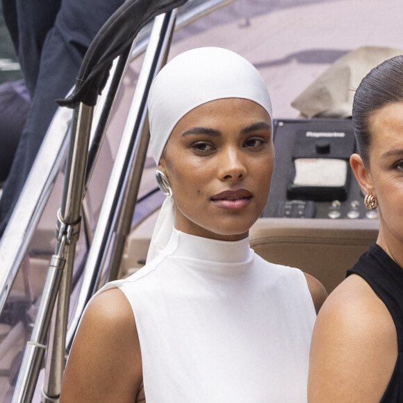 Tina Kunakey a retrouvé une jeune fille proche d'elle au défilé Jacquemus. 
Laetitia Casta, Tina Kunakey et Adèle Exarchopoulos - Arrivées au défilé de mode Jacquemus Cruise "La Casa" à la Casa Malaparte à Capri, Italie. © Borde-Da Silva/Bestimage 