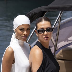 Tina Kunakey a également retrouvé son amie Adèle Exarchopoulos. 
Tina Kunakey et Adèle Exarchopoulos - Arrivées au défilé de mode Jacquemus Cruise "La Casa" à la Casa Malaparte à Capri, Italie, le 10 juin 2024. © Borde-Da Silva/Bestimage 