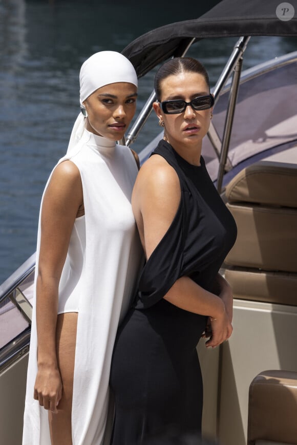 Tina Kunakey a également retrouvé son amie Adèle Exarchopoulos. 
Tina Kunakey et Adèle Exarchopoulos - Arrivées au défilé de mode Jacquemus Cruise "La Casa" à la Casa Malaparte à Capri, Italie, le 10 juin 2024. © Borde-Da Silva/Bestimage 