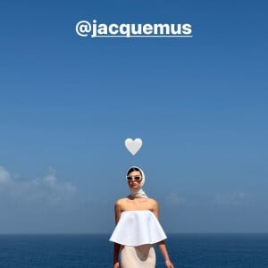 C'est en effet son ex-belle-fille Deva Cassel qui défilait.
Deva Cassel - Défilé Jacquemus à Capri, 10 juin 2024. @ Instagram / Tina Kunakey.