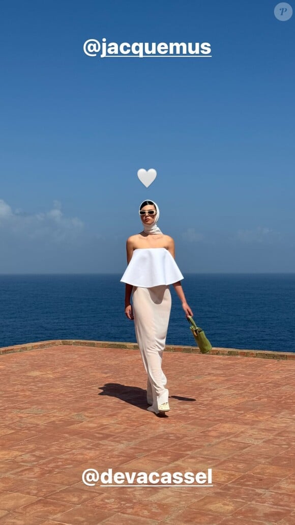 C'est en effet son ex-belle-fille Deva Cassel qui défilait.
Deva Cassel - Défilé Jacquemus à Capri, 10 juin 2024. @ Instagram / Tina Kunakey.