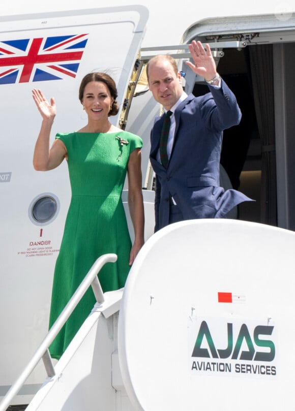 Le prince William, duc de Cambridge, et Catherine (Kate) Middleton, duchesse de Cambridge, quittent la Jamaique depuis l'aéroport international Norman Manley pour se rendre aux Bahamas, dernière étape de leur voyage officiel dans les Caraïbes. Kingston, le 24 mars 2022. 