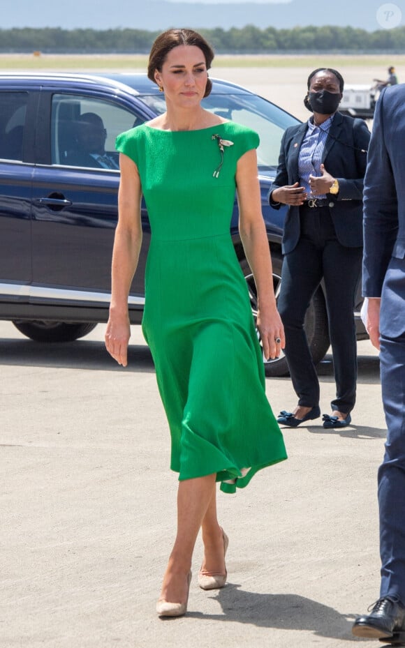 Le prince William, duc de Cambridge, et Catherine (Kate) Middleton, duchesse de Cambridge, quittent la Jamaique depuis l'aéroport international Norman Manley pour se rendre aux Bahamas, dernière étape de leur voyage officiel dans les Caraïbes. Kingston, le 24 mars 2022. 