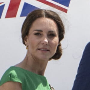 Hors de question pour la princesse de Galles de la laisser filer, surtout en ce moment
Le prince William, duc de Cambridge, et Catherine (Kate) Middleton, duchesse de Cambridge, quittent la Jamaique depuis l'aéroport international Norman Manley pour se rendre aux Bahamas, dernière étape de leur voyage officiel dans les Caraïbes. Kingston, le 24 mars 2022. 