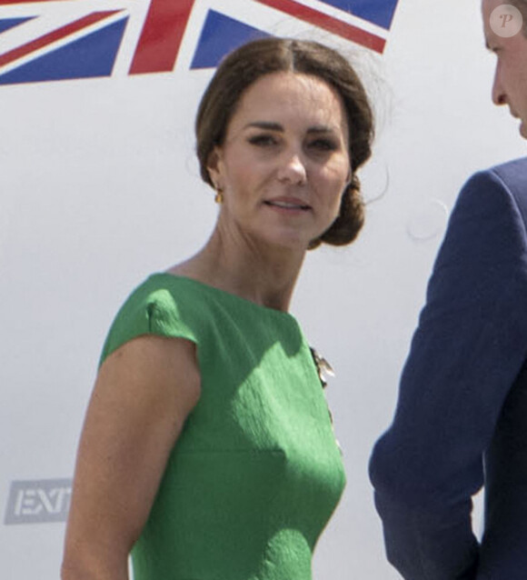 Hors de question pour la princesse de Galles de la laisser filer, surtout en ce moment
Le prince William, duc de Cambridge, et Catherine (Kate) Middleton, duchesse de Cambridge, quittent la Jamaique depuis l'aéroport international Norman Manley pour se rendre aux Bahamas, dernière étape de leur voyage officiel dans les Caraïbes. Kingston, le 24 mars 2022. 