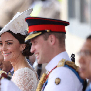 De quoi donner encore un peu plus de confort à Kate en cette période compliquée pour elle
Le prince William, duc de Cambridge, et Catherine (Kate) Middleton, duchesse de Cambridge, assistent à la parade des officiers de l'Académie militaire des Caraïbes, à Kingston, le 24 mars 2022. Cette visite marque le jubilé de platine de la reine. 