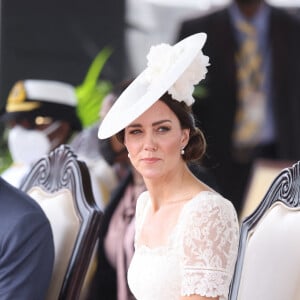 Le prince William, duc de Cambridge, et Catherine (Kate) Middleton, duchesse de Cambridge, assistent à la parade des officiers de l'Académie militaire des Caraïbes, à Kingston, le 24 mars 2022. Cette visite marque le jubilé de platine de la reine. 