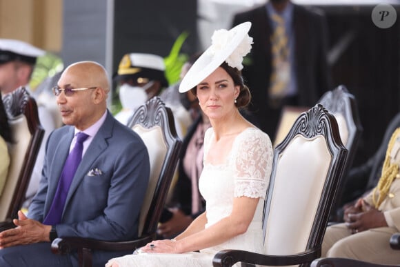 Le prince William, duc de Cambridge, et Catherine (Kate) Middleton, duchesse de Cambridge, assistent à la parade des officiers de l'Académie militaire des Caraïbes, à Kingston, le 24 mars 2022. Cette visite marque le jubilé de platine de la reine. 