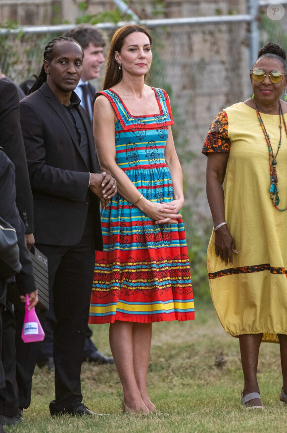 Le prince William, duc de Cambridge, et Catherine (Kate) Middleton, duchesse de Cambridge, lors d'une visite sur un terrain de football de Trenchtown à Kingston, en Jamaïque, au quatrième jour de leur tournée dans les Caraïbes, pour marquer le jubilé de platine de la reine. Kingston, le 22 mars 2022. 