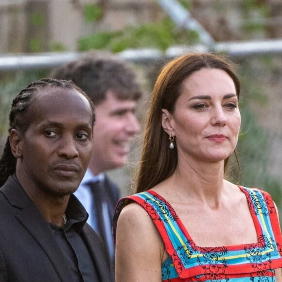 Le prince William, duc de Cambridge, et Catherine (Kate) Middleton, duchesse de Cambridge, lors d'une visite sur un terrain de football de Trenchtown à Kingston, en Jamaïque, au quatrième jour de leur tournée dans les Caraïbes, pour marquer le jubilé de platine de la reine. Kingston, le 22 mars 2022. 