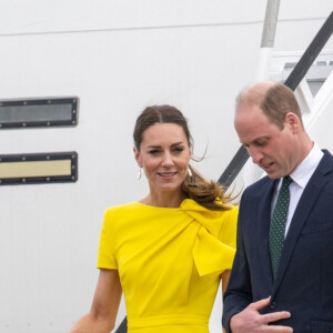 Le prince William, duc de Cambridge, et Catherine (Kate) Middleton, duchesse de Cambridge, sur le tarmac de l'aéroport Norman Manley lors de leur voyage officiel en Jamaique, le 22 mars 2022. 