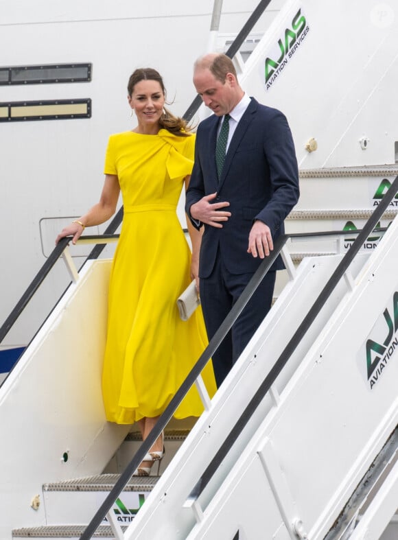 Le prince William, duc de Cambridge, et Catherine (Kate) Middleton, duchesse de Cambridge, sur le tarmac de l'aéroport Norman Manley lors de leur voyage officiel en Jamaique, le 22 mars 2022. 