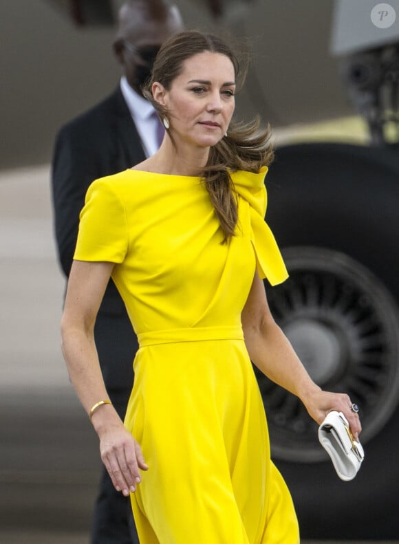 Un choix qu'elle est loin de regretter, surtout en ce moment 
Le prince William, duc de Cambridge, et Catherine (Kate) Middleton, duchesse de Cambridge, sur le tarmac de l'aéroport Norman Manley lors de leur voyage officiel en Jamaique, le 22 mars 2022. 