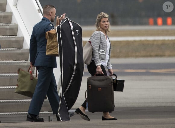 Natasha Archer, la styliste de la duchesse - Le prince William, duc de Cambridge, et Kate Catherine Middleton, duchesse de Cambridge, à leur arrivée à Whitehorse en territoire Yukon à l'occasion de leur voyage au Canada. Le 27 septembre 2016  27/09/2016. Whitehorse, Canada. Prince William, the Duke of Cambridge and Princess Catherine, the Duchess of Cambridge arriving in Whitehorse, Yukon, Canada, on day four of their Royal Tour. Prince William and Catherine met dozens of Yukon residents within minutes of arriving in the northern city. Canadian Rangers, wearing red parkas and holding rifles, stood on the tarmac at the Whitehorse airport. About two dozen Junior Canadian Rangers, wearing long, green parkas, were also on the tarmac to greet them. 