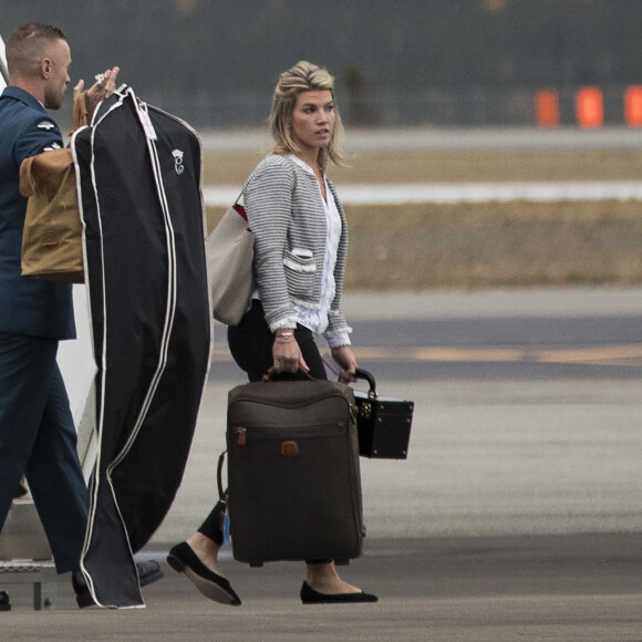 Natasha Archer, la styliste de la duchesse - Le prince William, duc de Cambridge, et Kate Catherine Middleton, duchesse de Cambridge, à leur arrivée à Whitehorse en territoire Yukon à l'occasion de leur voyage au Canada. Le 27 septembre 2016  27/09/2016. Whitehorse, Canada. Prince William, the Duke of Cambridge and Princess Catherine, the Duchess of Cambridge arriving in Whitehorse, Yukon, Canada, on day four of their Royal Tour. Prince William and Catherine met dozens of Yukon residents within minutes of arriving in the northern city. Canadian Rangers, wearing red parkas and holding rifles, stood on the tarmac at the Whitehorse airport. About two dozen Junior Canadian Rangers, wearing long, green parkas, were also on the tarmac to greet them. 