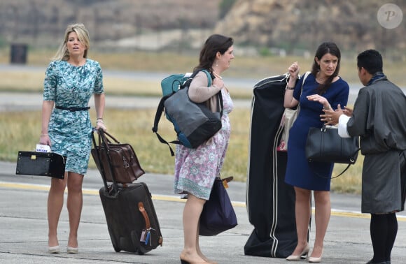 Natasha Archer, la styliste de la duchesse, Rebecca Deacon, secrétaire particulière de la duchesse et Sophie Agnew, assistante de la secrétaire particulière de la duchesse - Le personnel du prince William et de Kate Middleton à son arrivée à l'aéroport de Paro au Bhoutan 