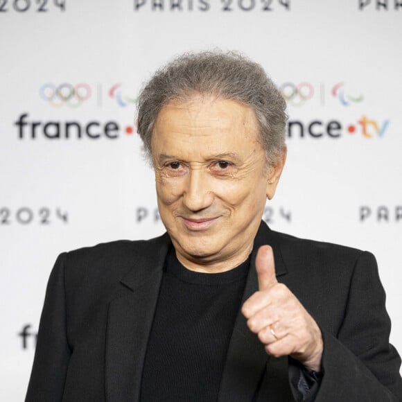 Michel Drucker lors de la présentation des journalistes et chroniqueurs de France Télévisions pour les Jeux Olympiques 2024 au musée de l'Homme à Paris, le 11 juin 2024. © Pierre Perusseau / Bestimage 