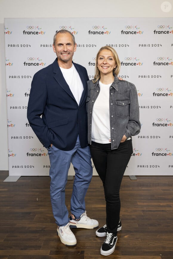 Louis Laforge et Lucie Chaumette lors de la présentation des journalistes et chroniqueurs de France Télévisions pour les Jeux Olympiques 2024 au musée de l'Homme à Paris, le 11 juin 2024. © Pierre Perusseau / Bestimage 