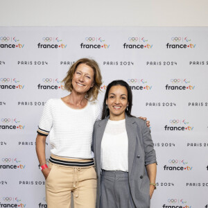 Carole Gaessler et Sarah Ourahmoune lors de la présentation des journalistes et chroniqueurs de France Télévisions pour les Jeux Olympiques 2024 au musée de l'Homme à Paris, le 11 juin 2024. © Pierre Perusseau / Bestimage 