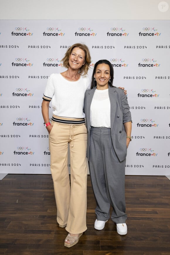 Carole Gaessler et Sarah Ourahmoune lors de la présentation des journalistes et chroniqueurs de France Télévisions pour les Jeux Olympiques 2024 au musée de l'Homme à Paris, le 11 juin 2024. © Pierre Perusseau / Bestimage 