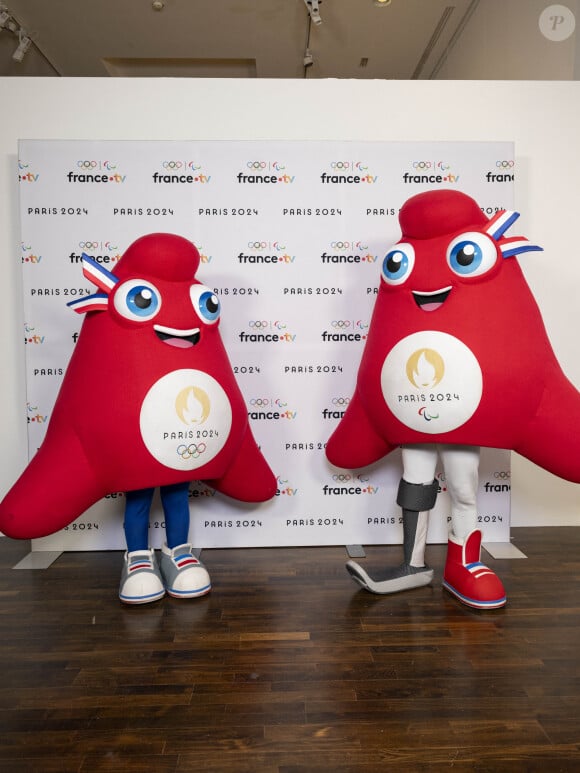 Les mascottes des JO lors de la présentation des journalistes et chroniqueurs de France Télévisions pour les Jeux Olympiques 2024 au musée de l'Homme à Paris, le 11 juin 2024. © Pierre Perusseau / Bestimage 