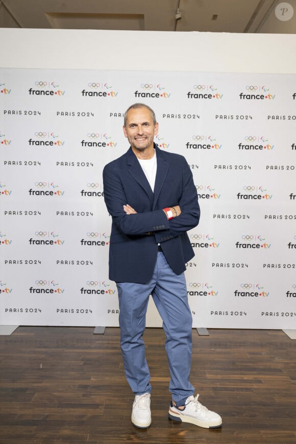 Louis Laforge lors de la présentation des journalistes et chroniqueurs de France Télévisions pour les Jeux Olympiques 2024 au musée de l'Homme à Paris, le 11 juin 2024. © Pierre Perusseau / Bestimage 