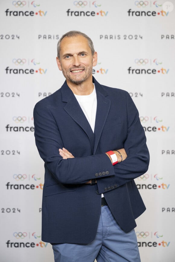 Louis Laforge lors de la présentation des journalistes et chroniqueurs de France Télévisions pour les Jeux Olympiques 2024 au musée de l'Homme à Paris, le 11 juin 2024. © Pierre Perusseau / Bestimage 