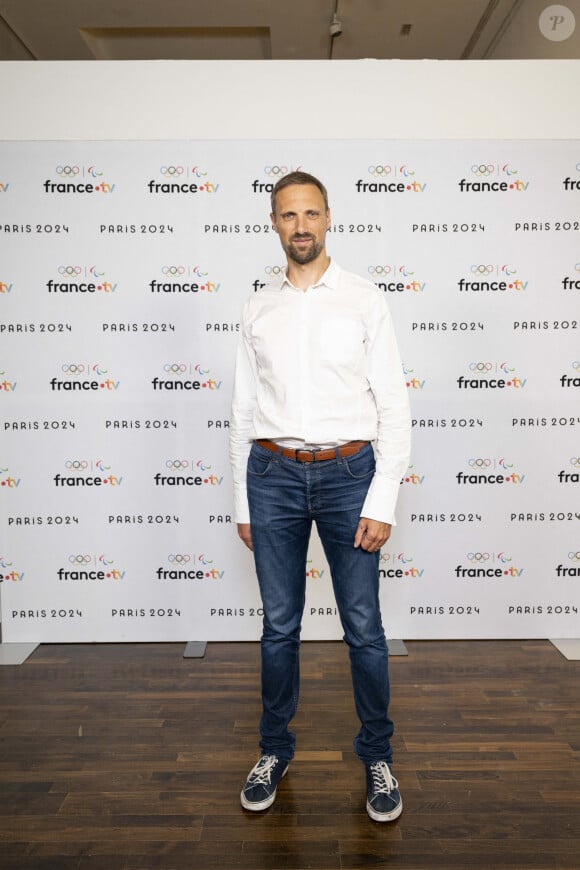 Adrien Hardy lors de la présentation des journalistes et chroniqueurs de France Télévisions pour les Jeux Olympiques 2024 au musée de l'Homme à Paris, le 11 juin 2024. © Pierre Perusseau / Bestimage 