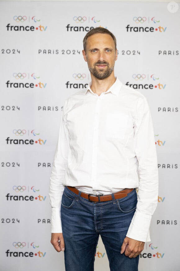 Adrien Hardy lors de la présentation des journalistes et chroniqueurs de France Télévisions pour les Jeux Olympiques 2024 au musée de l'Homme à Paris, le 11 juin 2024. © Pierre Perusseau / Bestimage 