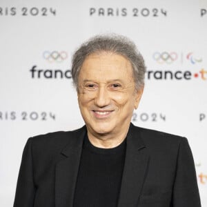 Michel Drucker lors de la présentation des journalistes et chroniqueurs de France Télévisions pour les Jeux Olympiques 2024 au musée de l'Homme à Paris, le 11 juin 2024. © Pierre Perusseau / Bestimage 