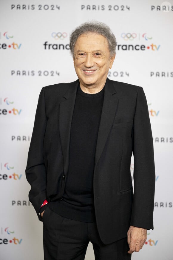 Michel Drucker lors de la présentation des journalistes et chroniqueurs de France Télévisions pour les Jeux Olympiques 2024 au musée de l'Homme à Paris, le 11 juin 2024. © Pierre Perusseau / Bestimage 