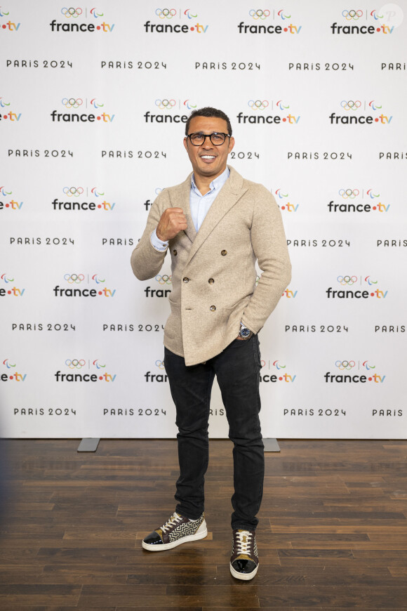 Brahim Asloum lors de la présentation des journalistes et chroniqueurs de France Télévisions pour les Jeux Olympiques 2024 au musée de l'Homme à Paris, le 11 juin 2024. © Pierre Perusseau / Bestimage 