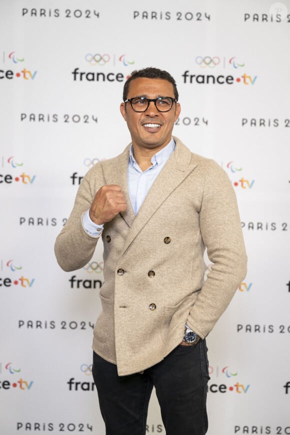 Brahim Asloum lors de la présentation des journalistes et chroniqueurs de France Télévisions pour les Jeux Olympiques 2024 au musée de l'Homme à Paris, le 11 juin 2024. © Pierre Perusseau / Bestimage 