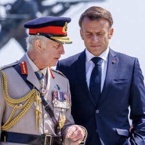 La fortune du roi Charles a notamment augmenté de 12 millions de dollars par rapport à l'année dernière.
Le roi Charles III d'Angleterre, Emmanuel Macron, président de la République française, lors de la cérémonie franco-britannique au mémorial britannique de Ver-sur-mer, France, le 6 juin 2024, lors du 80ème anniversaire du débarquement. © Ian Vogler/MirrorPix/Bestimage 