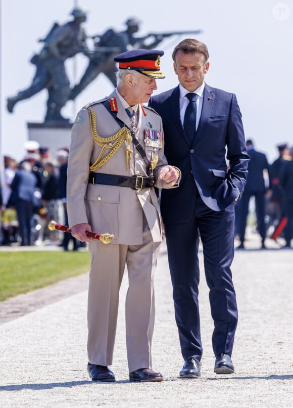 La fortune du roi Charles a notamment augmenté de 12 millions de dollars par rapport à l'année dernière.
Le roi Charles III d'Angleterre, Emmanuel Macron, président de la République française, lors de la cérémonie franco-britannique au mémorial britannique de Ver-sur-mer, France, le 6 juin 2024, lors du 80ème anniversaire du débarquement. © Ian Vogler/MirrorPix/Bestimage 