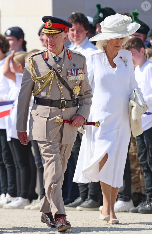 Selon le Times, les propriétés du roi Charles, Sandringham House et Balmoral Castle, sont ses biens les plus précieux.
Le roi Charles III d'Angleterre et la reine consort d'Angleterre Camilla Parker Bowles - Commémorations du 80ème anniversaire du débarquement en Normandie lors de la Seconde Guerre Mondiale, au British Normandy Memorial. Le 6 juin 2024 © Chris Jackson / Pool MirrorPix / Bestimage 