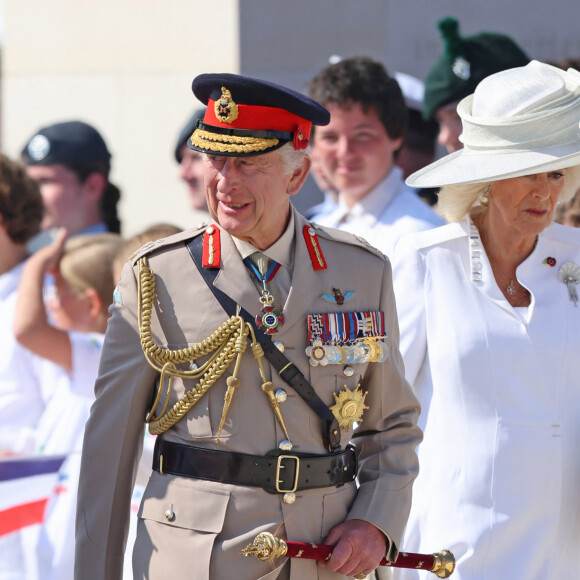 Selon le Times, les propriétés du roi Charles, Sandringham House et Balmoral Castle, sont ses biens les plus précieux.
Le roi Charles III d'Angleterre et la reine consort d'Angleterre Camilla Parker Bowles - Commémorations du 80ème anniversaire du débarquement en Normandie lors de la Seconde Guerre Mondiale, au British Normandy Memorial. Le 6 juin 2024 © Chris Jackson / Pool MirrorPix / Bestimage 