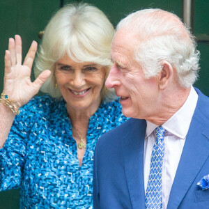 Le roi Charles vient de décrocher un nouveau record au sein de la famille royale britannique
Le roi Charles III d'Angleterre et Camilla Parker Bowles, reine consort d'Angleterre, quittent la Royal Academy of Dramatic Art à Londres