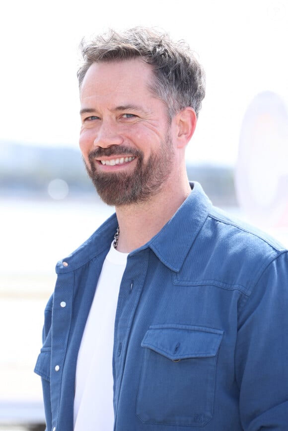 Pensant chaque jour à son frère tant regretté, il a conservé de nombreux objets lui appartenant dont un "petit carnet rempli de notes écrites par son jumeau"
Emmanuel Moire - Photocall de "Demain nous appartient" lors du 7ème festival international Canneséries à Cannes, le 6 avril 2024. © Denis Guignebourg / Bestimage