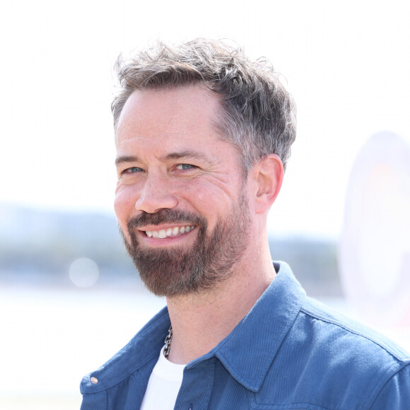 Pensant chaque jour à son frère tant regretté, il a conservé de nombreux objets lui appartenant dont un "petit carnet rempli de notes écrites par son jumeau"
Emmanuel Moire - Photocall de "Demain nous appartient" lors du 7ème festival international Canneséries à Cannes, le 6 avril 2024. © Denis Guignebourg / Bestimage