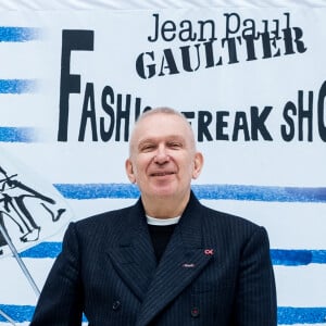 Pour trouver l'inspiration et imaginer les décorations de son intérieur, Jean-Paul Gaultier confie se nourrir de tout ce qui l'entoure.
Jean-Paul Gaultier lors de la conférence de presse de son spectacle Fashion Freak Show au Théâtre Arcimboldi à Milan, le 6 mars 2024. © Luca Marenda/Pacific Press/Bestimage 