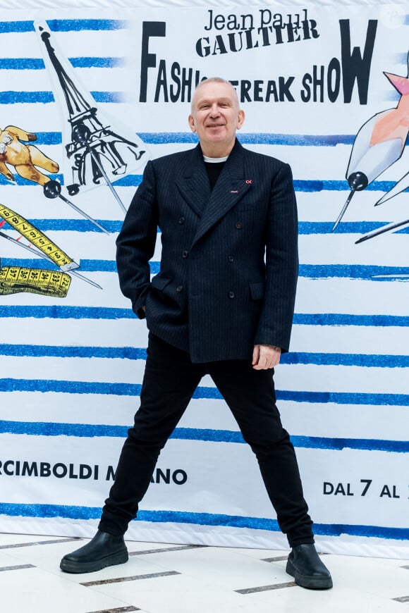 Pour trouver l'inspiration et imaginer les décorations de son intérieur, Jean-Paul Gaultier confie se nourrir de tout ce qui l'entoure.
Jean-Paul Gaultier lors de la conférence de presse de son spectacle Fashion Freak Show au Théâtre Arcimboldi à Milan, le 6 mars 2024. © Luca Marenda/Pacific Press/Bestimage 