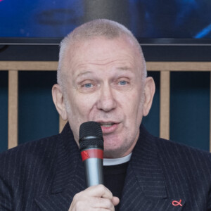 "Ce peut être un film, une pièce de théâtre, quelque chose que j'ai vu à la télé, une ballade dans la rue...." ajoute-t-il.
Jean-Paul Gaultier lors de la conférence de presse de son spectacle Fashion Freak Show au Théâtre Arcimboldi à Milan, le 6 mars 2024. © LaPresse / Panoramic / Bestimage