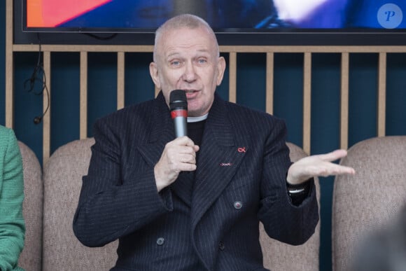 "Ce peut être un film, une pièce de théâtre, quelque chose que j'ai vu à la télé, une ballade dans la rue...." ajoute-t-il.
Jean-Paul Gaultier lors de la conférence de presse de son spectacle Fashion Freak Show au Théâtre Arcimboldi à Milan, le 6 mars 2024. © LaPresse / Panoramic / Bestimage