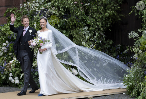 Heureux d'assister aux noces de Hugh Grosvenor et Olivia Henson, le futur roi d'Angleterre est arrivé en mini-bus comme tous les invités. 
Mariage du duc de Westminster, Hugh Grosvenor, et Olivia Henson en la cathédrale de Chester, Royaume Uni, le 7 juin 2024. © GoffPhotos/Bestimage